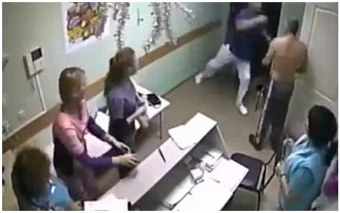 Nga: Bác sĩ đấm một phát chết bệnh nhân