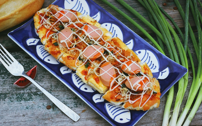 Top 7 Món Ăn Vặt Đường Phố Việt Nam "Đốn Tim" Mọi Thực Khách % Làm bánh mì nướng muối ớt – món ngon đang được "check-in" ầm ầm trên bản đồ ăn vặt