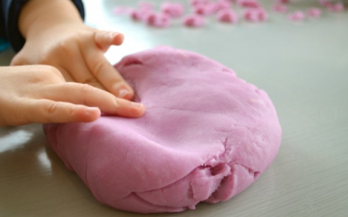 Công thức tự làm đất nặn an toàn cho con chỉ mất 4 phút mẹ nào cũng nên bỏ túi