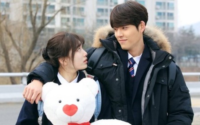 Kim Woo Bin tỏ tình với Suzy trước cổng trường khiến hàng loạt nữ sinh "tan  vỡ"
