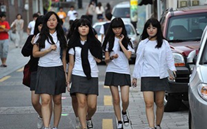 Nam sinh ở các nước mặc gì đi học: Nơi quy định mặc quốc phục khi mới vào  lớp 1, nơi yêu cầu diện váy đến trường